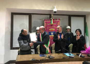 Crotone: Cerimonia di conferimento dell’encomio solenne a Mustapha, il salvatore della dott.ssa Nuccia Calindro