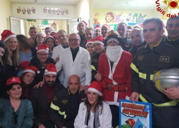 “Un Natale da Supereroi” nel reparto di pediatria dell’Ospedale San Giovanni di Dio grazie ai Vigili del Fuoco di Crotone