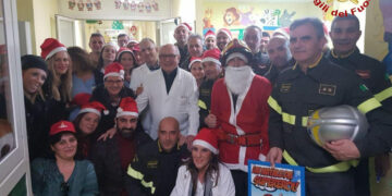 “Un Natale da Supereroi” nel reparto di pediatria dell’Ospedale San Giovanni di Dio grazie ai Vigili del Fuoco di Crotone