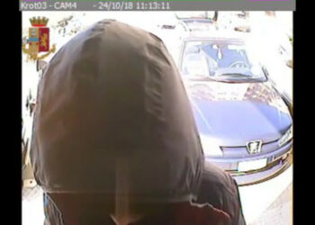 Entra in un ufficio della Procura della Repubblica di Crotone e ruba portafoglio, arrestato 47enne. VIDEO