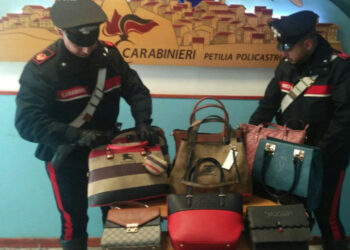 Esponeva borse contraffatte nei “Mercatini di Natale” di Petilia Policastro, deferito 50enne