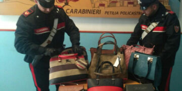 Esponeva borse contraffatte nei “Mercatini di Natale” di Petilia Policastro, deferito 50enne