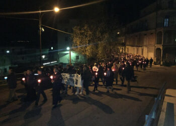 Fiaccolata a San Nicola dell’Alto in ricordo di Francesco e Saverio Raffa, uccisi a Pallagorio. Domani i Funerali