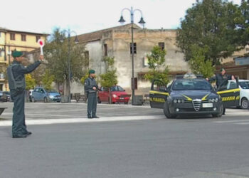 Furbetti della targa straniera: primi controlli a Crotone con le nuove norme, fermati due veicoli e multa di 712 euro