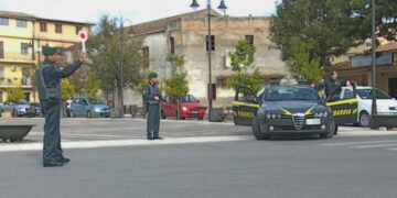 Furbetti della targa straniera: primi controlli a Crotone con le nuove norme, fermati due veicoli e multa di 712 euro