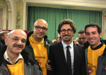 Il ministro toninelli abbraccia commosso le famiglie delle vittime della SS106