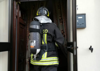 Incendio in abitazione a Isola Capo Rizzuto, intervento immediato dei Vigili del Fuoco di Crotone