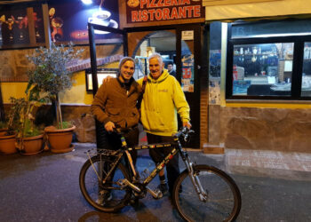 Janus River l’82enne che gira il mondo in bici, fa tappa a Cirò Marina