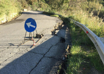 La SP53 di Strongoli continua a franare, la Commissione Straordinaria chiede un tavolo di confronto con la Provincia