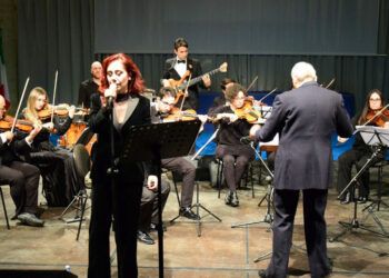 Omaggio a “Rino Gaetano e il suo tempo”, una serata da applausi all’auditorium dell’Istituto “Sandro Pertini” di Crotone