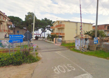 Rischio chiusura di 2 passaggi a livello a marina di Strongoli, i cittadini presentano una raccolta di firme agli Enti preposti