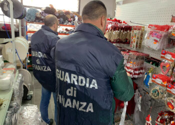 Sequestrati dalla Finanza oltre un milione di addobbi e giocattoli natalizi, segnalati 4 trasgressori alle autorità