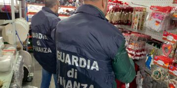 Sequestrati dalla Finanza oltre un milione di addobbi e giocattoli natalizi, segnalati 4 trasgressori alle autorità