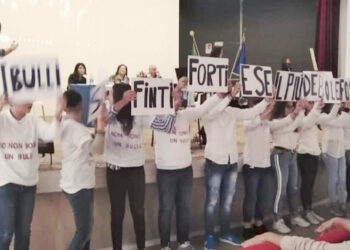 Successo per il convegno sul bullismo “Non è grande chi ha bisogno di farti sentire piccolo” al Teatro Alikia di Cirò Marina