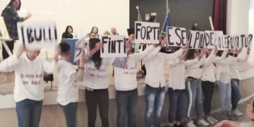 Successo per il convegno sul bullismo “Non è grande chi ha bisogno di farti sentire piccolo” al Teatro Alikia di Cirò Marina