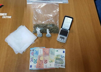 Crotone, i Carabinieri perquisiscono casa ad un 45enne: arrestato per detenzione e spaccio di marijuana