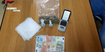 Crotone, i Carabinieri perquisiscono casa ad un 45enne: arrestato per detenzione e spaccio di marijuana