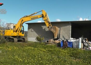 Crucoli, abbattuto una costruzione abusiva nei pressi di Fiume Nicà
