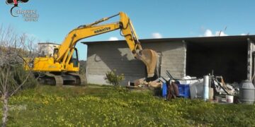 Crucoli, abbattuto una costruzione abusiva nei pressi di Fiume Nicà