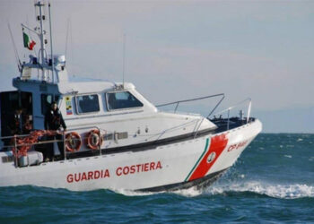 Due ragazzi escono per una battuta di pesca nelle acque di Porto Kaleo di Cutro, salvati dalla Guardia Costiera