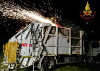 In fiamme un automezzo compattatore di rifiuti a Cutro, intervenuti due squadre di Vigili del fuoco di Crotone