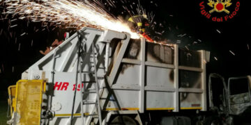 In fiamme un automezzo compattatore di rifiuti a Cutro, intervenuti due squadre di Vigili del fuoco di Crotone