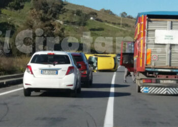 Incidente tra Strongoli e Torre Melissa sulla SS106, ferita una donna
