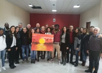 Migrante del Regional Hub Sant’anna e pittrice cutrese realizzano dipinto a quattro mani