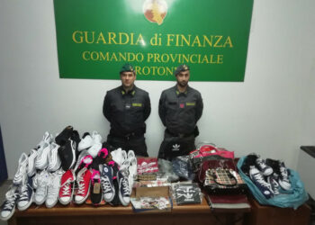 Operazione “Made in Facebook”, sequestrati dalla Finanza di Crotone 700 articoli contraffatti