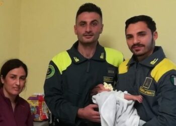 Sbarco a Torre Melissa: i Finanzieri salvano dalle acque gelide un bambino di pochi mesi e la madre