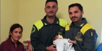 Sbarco a Torre Melissa: i Finanzieri salvano dalle acque gelide un bambino di pochi mesi e la madre