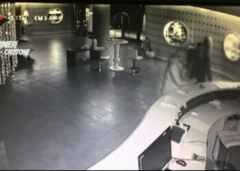 Sbarco a Torre Melissa, il Video dei due Scafisti in Albergo e della barca arenata sulla spiaggia