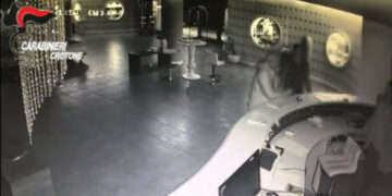 Sbarco a Torre Melissa, il Video dei due Scafisti in Albergo e della barca arenata sulla spiaggia