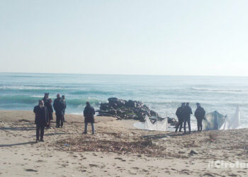 Sbarco a Torre Melissa: rinvenuto in spiaggia il corpo del migrante diperso