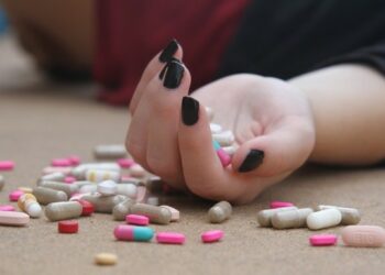 Tenta il suicidio con un mix di farmaci: salvata dalla Polizia