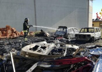 Un incendio di rifiuti a Cutro distrugge due autovetture parcheggiate, intervenuti i Vigili del fuoco di Crotone