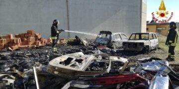Un incendio di rifiuti a Cutro distrugge due autovetture parcheggiate, intervenuti i Vigili del fuoco di Crotone