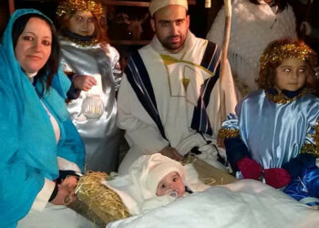 Vicoli illuminati dal chiarore delle torce, dei bracieri e dei fuochi hanno dato vita al “Presepe vivente” a Strongoli