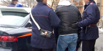 Minaccia con un bastone gli abitanti della zona vietandoli di parcheggiare davanti casa, arrestato rumeno