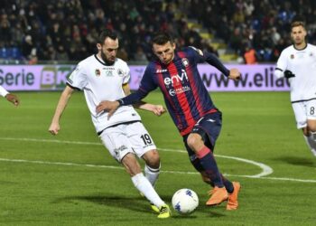 FcCrotone calcio, il punto sul calciomercato via Faraoni, Stoian, Budimr, arrivato il terzino sinistro Tripaldelli