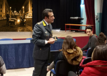 A Scuola con la Guardia di Finanza di Crotone: al via la settima edizione del progetto “educazione alla legalità economica”