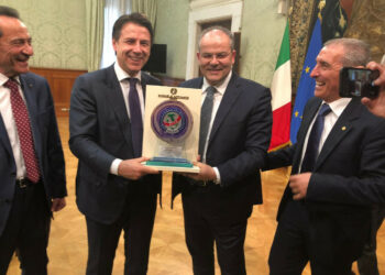 Al Premier Conte un riconoscimento della FITP realizzato da Michele Affidato