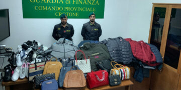 Blitz dei Baschi Verdi della Finanza al mercato di Crotone: sequestrati 600 capi contraffati, denunciati 6 responsabili