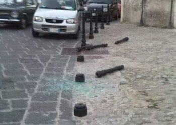 Crotone: divelti alcuni pali in via Risorgimento che delimitavano il percorso pedonale