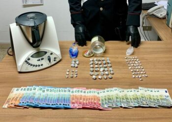 I Carabinieri perquisiscono casa di un 20enne di Isola Capo Rizzuto, arrestato per detenzione e spaccio di droga