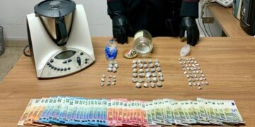 I Carabinieri perquisiscono casa di un 20enne di Isola Capo Rizzuto, arrestato per detenzione e spaccio di droga