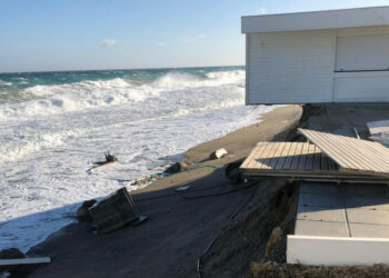 Il mare in burrasca e vento di tramontana mettono in ginocchio il Lido Habanero di Cirò Marina