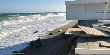 Il mare in burrasca e vento di tramontana mettono in ginocchio il Lido Habanero di Cirò Marina