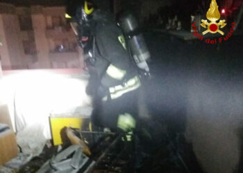 In fiamme in un appartamento a Crotone, intervenuti tempestivamente i Vigili del Fuoco di Crotone