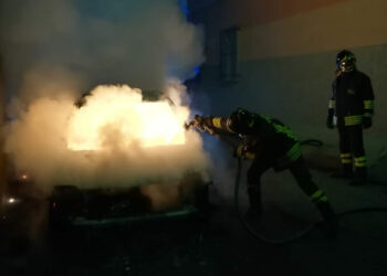 In fiamme nella notte un auto a Cutro, intervenuti i Vigili del fuoco di Crotone
